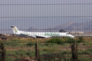 El avión 'Macael', de la compañía aérea Ándalus, aterrizado en el aeródromo de El Alquián. :: J. J. MULLOR/