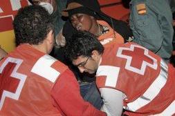 Voluntarios de la Cruz Roja ayudan a una de las embarazadas a bajar de la embarcación. :: MARÍA ZAFRA/