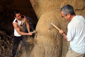 Pico, sudor y paciencia, son las herramientas utilizadas en la construcción de las cuevas. :: J. J. PÉREZ/
