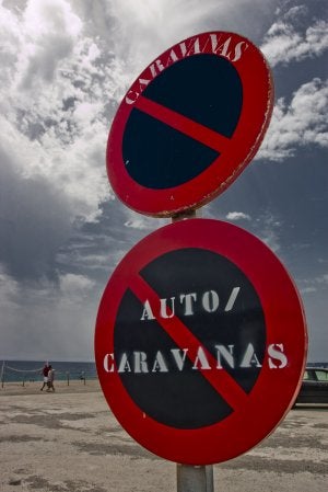 Las señales que prohíben las autocaravanas están colocadas en todas las playas. :: JAVIER MARTÍN/