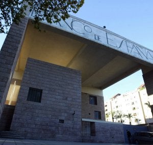El Moneo es un edificio duro y sus interiores se mantienen casi igual que el día que cerró sus puertas. :: C. MONDÉJAR/