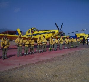 Operativos del Infoca con el avión de carga en tierra que disponen en la base de Gérgal. :: R. M/