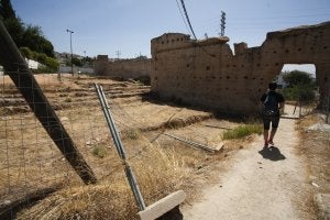 El derribo de las vallas que protegen los restos arquitectónicos facilita la entrada de motocicletas. :: ALFREDO AGUILAR/