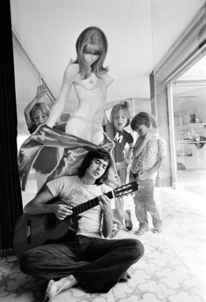 Serrat tocando la guitarra en una imagen de la época de la composición de 'Mediterráneo'. En la foto pequeña, el cantautor en una foto reciente. ::
ARCHIVO/EFE/