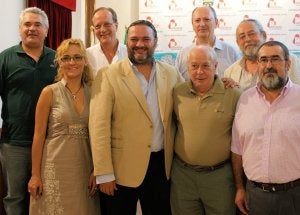 Antonio Carvajal (centro) junto al alcalde de Albolote y los miembros del jurado, tras el fallo. ::
IDEAL/
