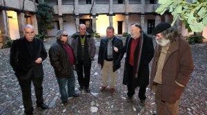 Íntimos. De izquierda a derecha, Antonio, Juan, José, Enrique, Mariano y Rafael, seis grandes amigos de Morente, en el Corral del Carbón . :: GONZÁLEZ MOLERO/