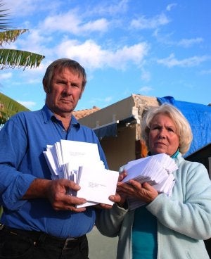Len y Helen Prior sostienen las felicitaciones navideñas. :: IDEAL/