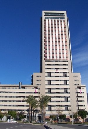 Aspecto actual que presenta el edificio, en el Bulevar de El Ejido. :: A. F. V./