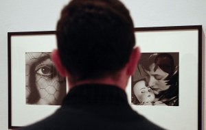 Un espectador contempla dos de las fotografías que componen la retrospectiva de John Gutmann en el Centro Guerrero. :: GONZÁLEZ MOLERO/