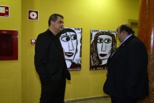 Eleazar y Luis Carlos García junto a dos de las obras que se exhiben. :: FRANCIS J. CANO/