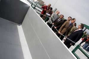 Uno de los contenedores para materiales del Punto Limpio, el día de su inauguración. :: ROMÁN/