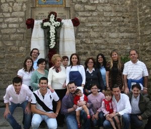 Cruz de mayo en la plaza de San Ildefonso, junto a la basílica. :: CELIA MONDÉJAR/