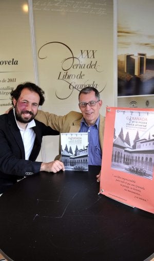 Rafael e Ignacio Hierro, ayer, en la Feria del Libro. :: PACO ORTIZ/