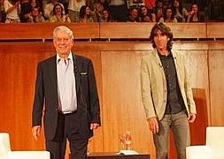 El premio Nobel de Literatura Mario Vargas Llosa junto al poeta madrileño Benjamín Prado en el Auditorio Falla. :: GONZÁLEZ MOLERO/