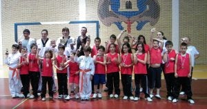 Los componentes del Reina Isabel muestran sus trofeos de campeones andaluces. ::
R. I./