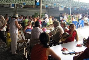 Los vecinos de Pampanico acuden a la feria del mediodía a disfrutar de la gastronomía. :: M. A. D./