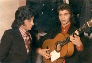 'Juanillo', a la izquierda, junto a Camarón de la Isla, uno de los muchos flamencos con los que compartió música y mantel en su local . :: IDEAL/
