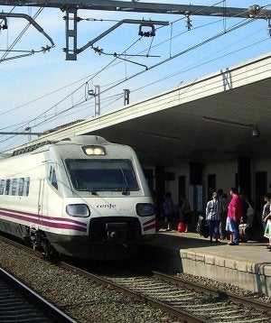 Llegada del tren Alaris a la estación de Linares-Baeza en su primer trayecto realizado esta semana. :: E/