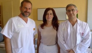 Antonio José España, Adoración Martínez y Ricardo Fernández, miembros del equipo que trata la deformidad facial. :: IDEAL/