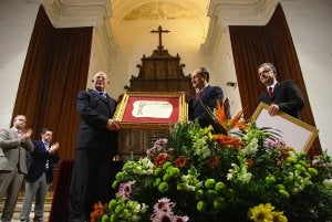 Robustiano Gallego recibe el título de manos del alcalde, José Robles. :: ROMÁN/