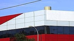 La antena, escondida en un cilindro de metal, ha generado el malestar de numerosos vecinos. :: MULLOR/