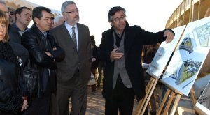 El consejero Ávila y el alcalde Fernández atienden a las explicaciones. :: ENRIQUE/