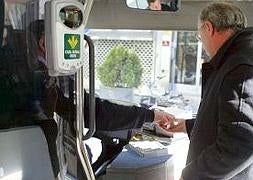 Usuarios pagan el billete al subir a uno de los autobuses urbanos de Jaén. :: IDEAL/