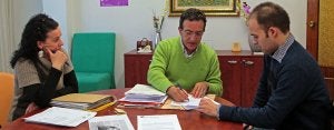 De izda. a dcha., Inmaculada Díaz, Sebastián Cuesta y Juan Luis Maldonado, trabajadores del centro, en plena reunión. :: GONZÁLEZ MOLERO/