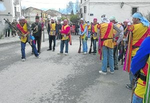 Los 'tiraores', en la foto con el alabardero, son los que escoltan la imagen de la Virgen. :: IDEAL/