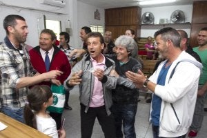 José Miguel Márquez Heredia muestra su alegría tras sacar la papeleta afortunada con la que logra el empleo de guarda. :: ALFREDO AGUILAR/