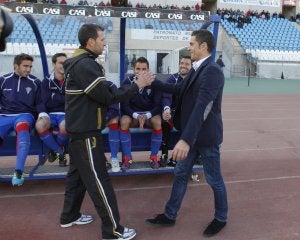 Esteban Navarro, que saluda a Francisco en el derbi, está identificado con el proyecto roquetero. :: IDEAL/