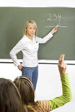 Profesora resuelve un problema con sus alumnas de Bachiller en una clase de Matemáticas. :: IDEAL/