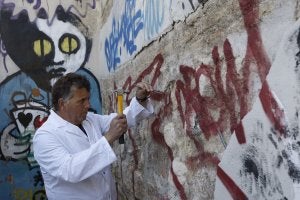 Trabajos de limpieza de grafitis en la fachada de Dar al Horra. :: A. AGUILAR/