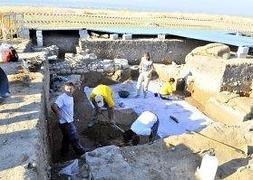 Voluntarios trabajando en el yacimiento arqueológico de Cástulo este verano. :: ENRIQUE/