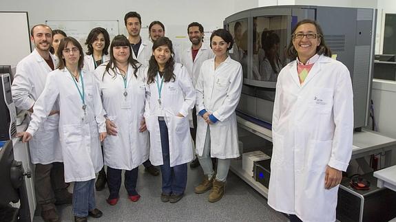 La doctora Riquelme (dcha.) lidera el proyecto que impulsa con su grupo de investigación./