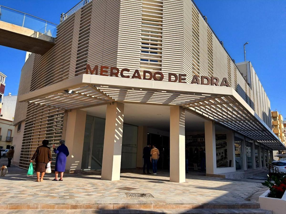 Fachada principal del Mercado Municipal de Adra. 