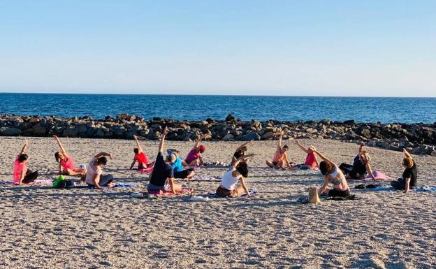 La playa de San Nicolás de Adra, un lugar perfecto para practicar yoga