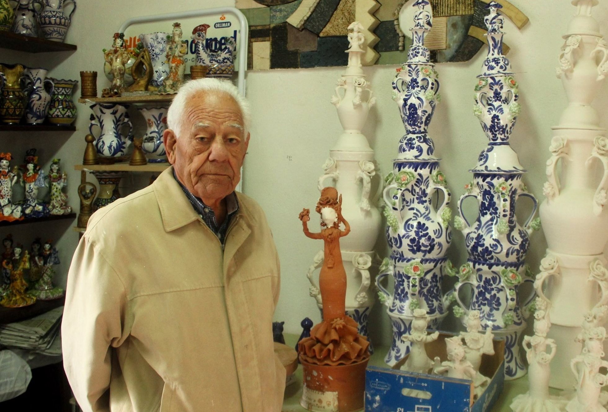 Vicente Romero en su taller de la calle Tiradores de Andújar con las piezas caracrterísticas de Andújar. /J. C. GONZÁLEZ