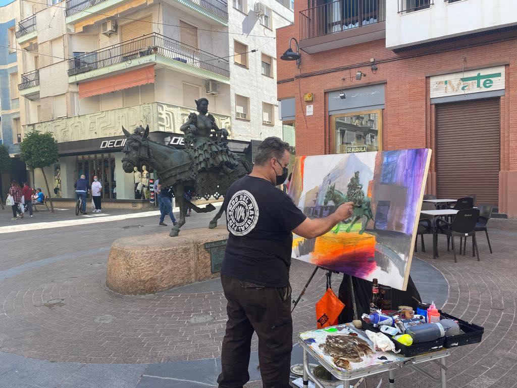 Un participante se recrea con el Monumento a la Jamuga, en pleno centro de la ciudad. /ÁNGEL ESPAÑA
