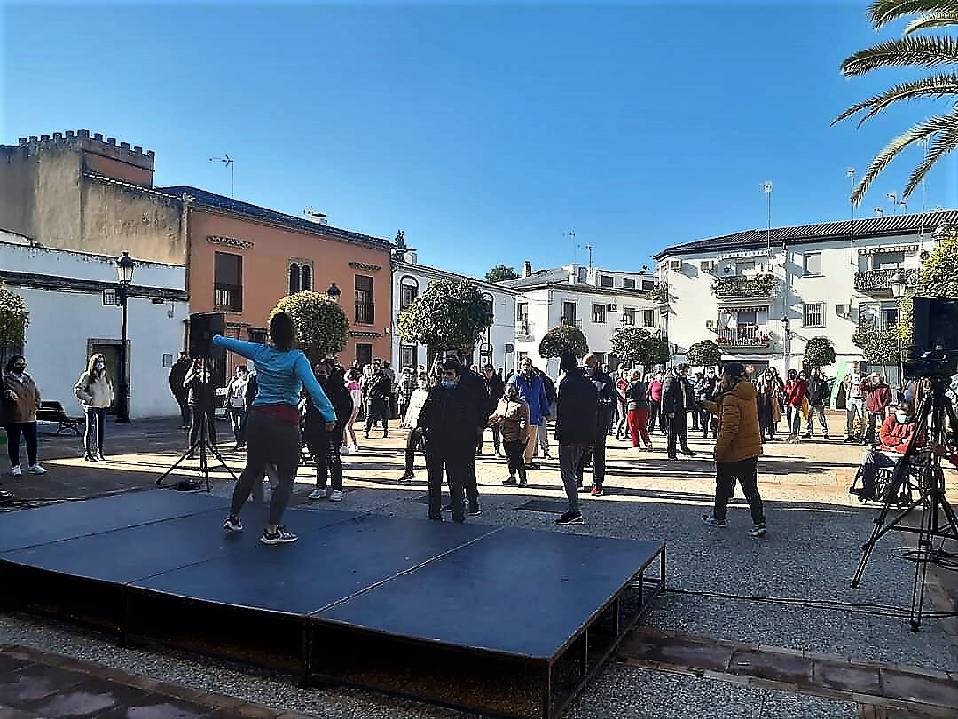 Baile de zumba ayer en el Altozano La Marquesa, en pleno casco histórico de la ciudad.. 