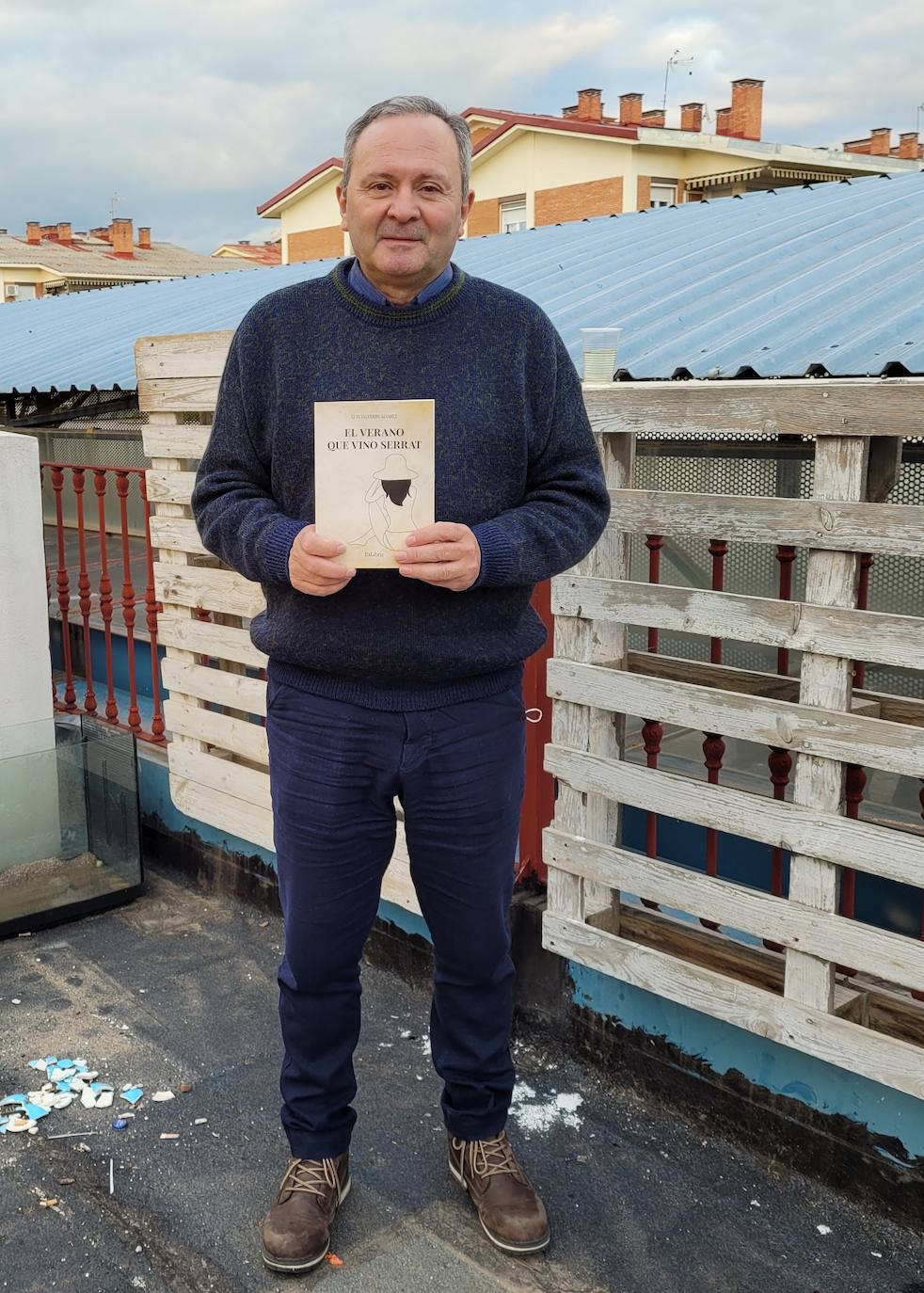Luis Valverde posa con su libro desde la terraza de la Estación de Autobuses de Andújar. /J. C. gonzález