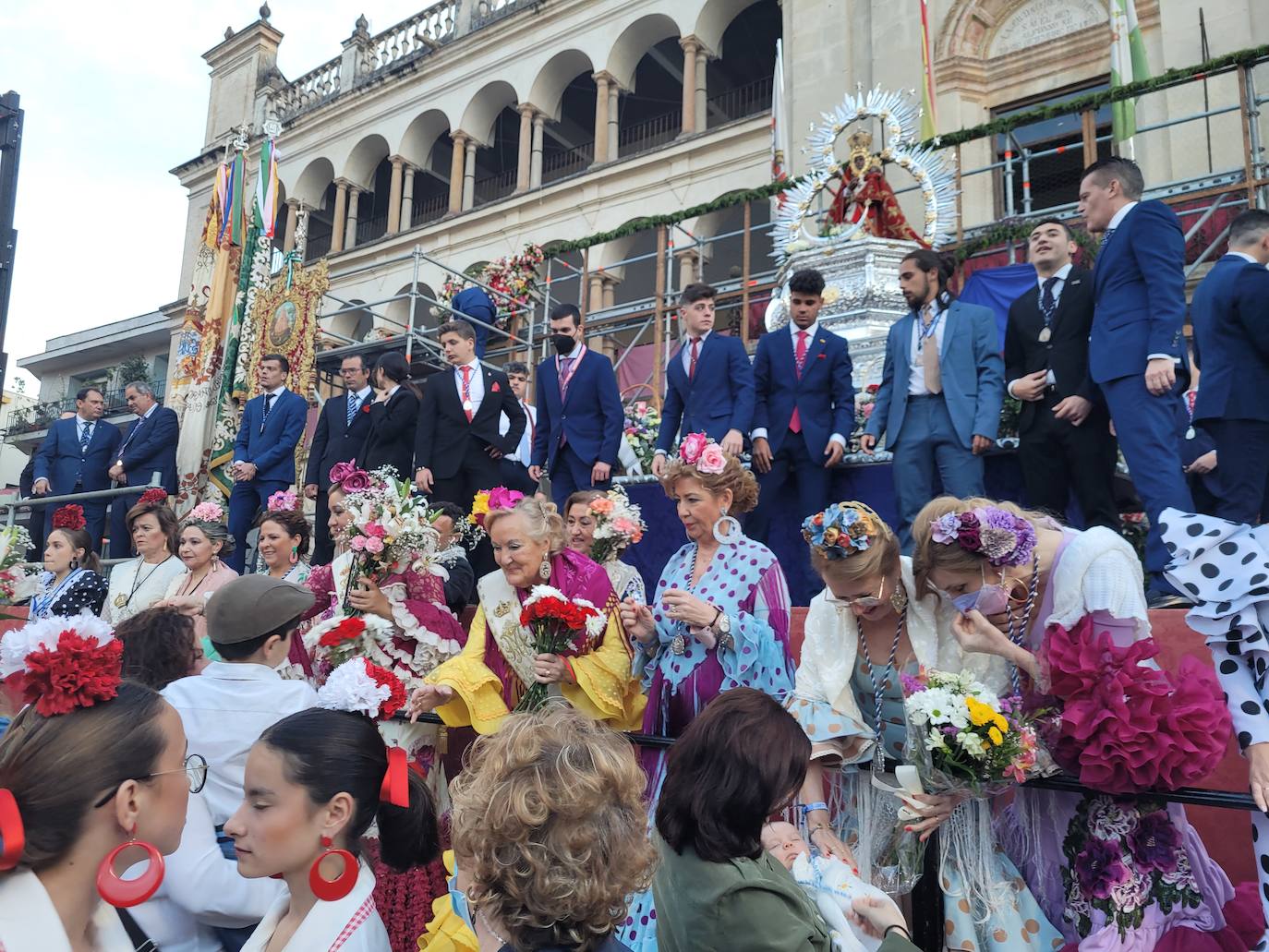 El regreso de la íntima y multitudinaria ofrenda floral a la reina de Sierra Morena