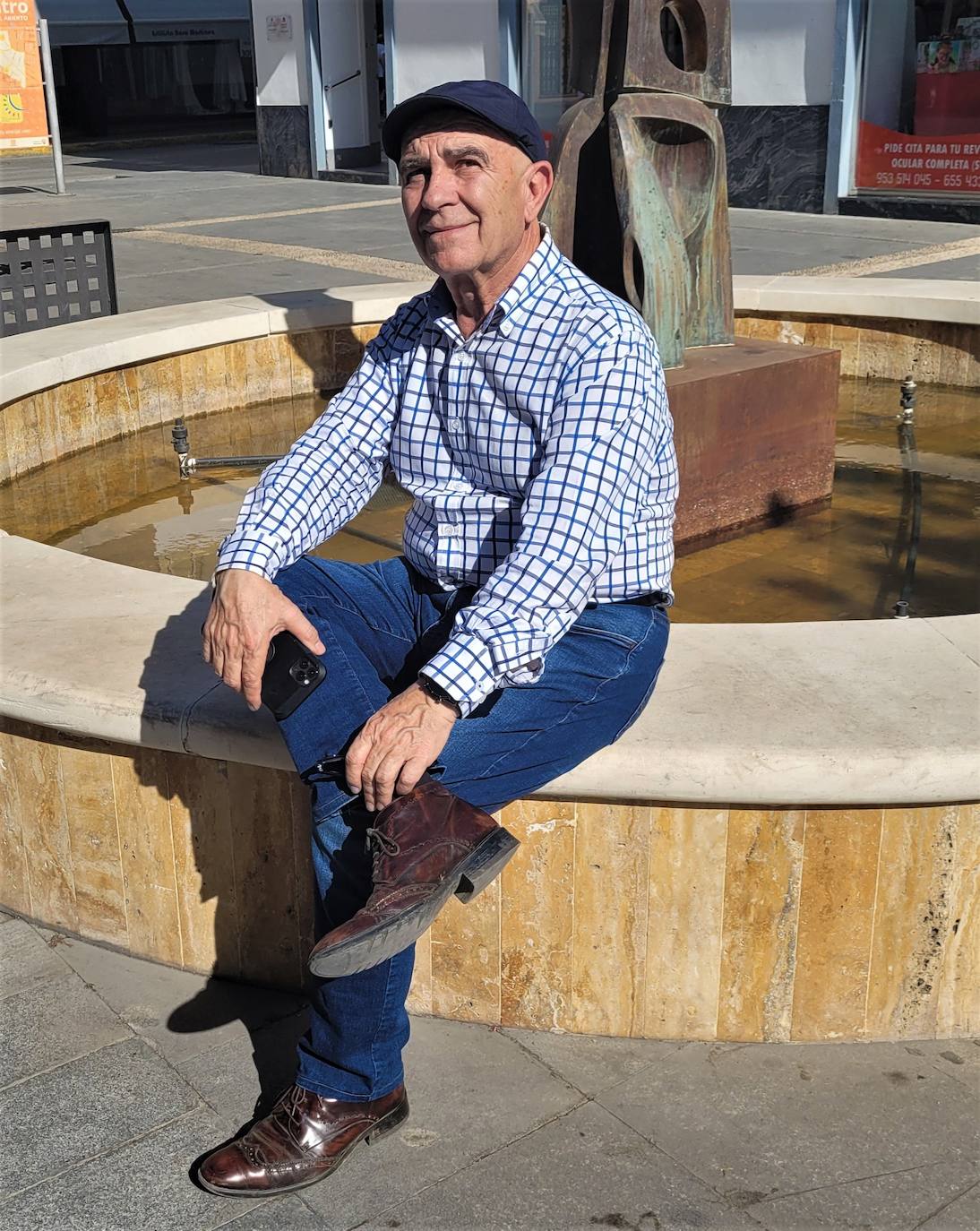 Antonio Lerma, ayer en la fuente de la Plaza Vieja de Andújar. 
