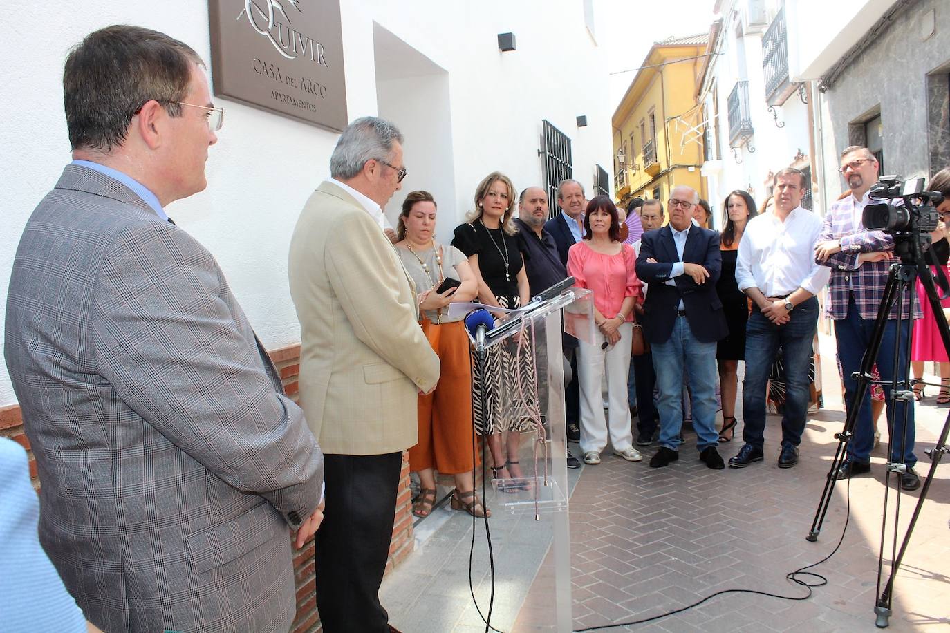 Uno de los promotores de los apartamentos tutísticos, José Luis Pérez, se dirige a los asistentes en el acto de inauguración del pasado jueves día 14 de julio. /JOSÉ CARLOS GONZÁLEZ