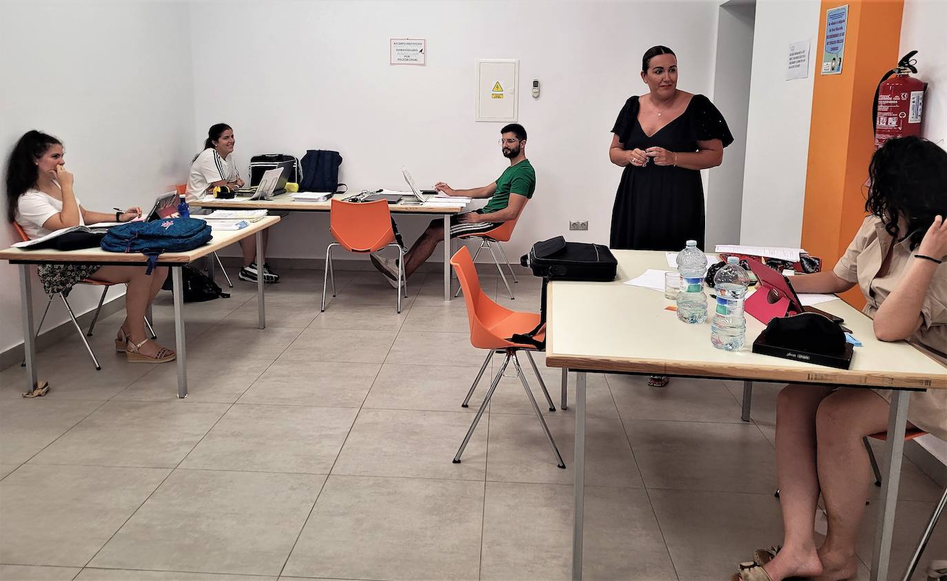 Teresa Fernández-Pacheco conversa con usuarios de la sala de la calle Carmen. /J. C. GONZÁLEZ