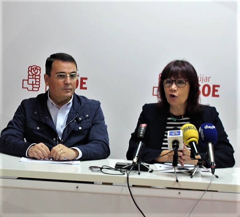 Pedro Luis Rodríguez y Micaela Navarro esta mañana en la sede del PSOE de Andújar. /J. C. G.