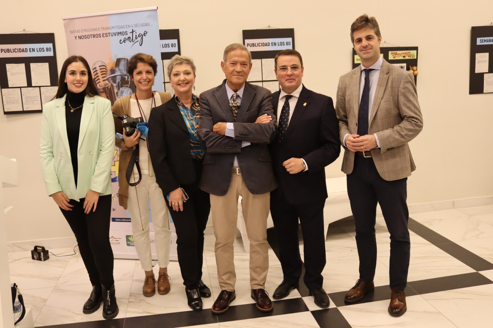 Integrantes del actual equipo de Radio Andújar con el alcalde y el diputado provincial. 