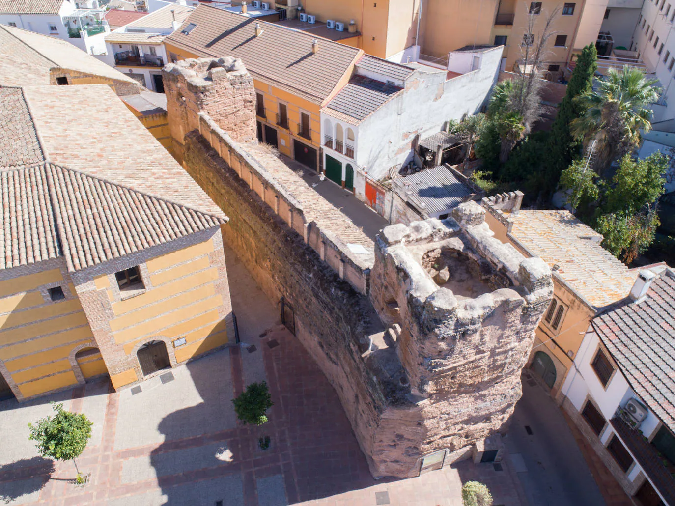 La Consejería de Turismo, Cultura y Deporte inicia las obras de conservación de dos torreones y lienzo de la muralla de Andújar