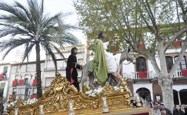 Jesús de la Paz subiendo a la Plaza Mayor y carrera oficial JOSÉ UTRERA/