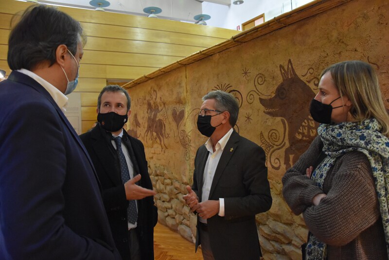 Los alcaldes de Jaén y Baza durante la visita al edificio Moneo 